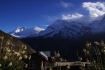 Ausblick von Gunsang: Zu sehen sind Annapurna IV (links) und die 7555m hohe Annapurna III