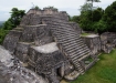 auf einer der drei Kleinpyramiden, die auf dem grössten Gebäude Canaa von Caracol angeordnet sind...