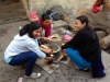 Kalpana und Sunita nachmittags beim Zubereiten des uns unbekannten Wurzelgemüses
