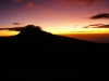 Ein wunderbarer Sonnenaufgang hinter dem Mawenzi (der östlichste Gipfle der Kilimanjaromassivs)