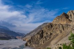 this is the beginning of our journey through the Transhimalaya.. the Kali Gandaki and it\'s huge erosional power won the fight against the growth of the mountains and cuttet a canyon through the Himalaya