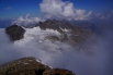 Erst auf dem Gipfel lichtet sich die Sicht ab und zu. Sicht auf den Ochsentaler Gletscher, Signalhorn und in der Mitte auf das Silvrettahorn.