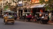 kambodschanische Tuktuk - einachsiger Anhänger an den Töff gespannt! Eine äusserst bequeme Art vorwärts zu kommen..