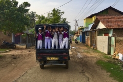muslimische Jungen im Dorf von Karaitivu auf ihrem Schulweg