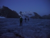 Ca. um 04.00 Uhr liefen wir in stockdunkler Finsterniss ab - es dauert eine gute Stunde, bis man auf den Gletscher tritt (onkl. Anseilen und Steigeisen montieren)..