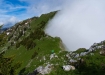 Steiler Aufstieg zum Möntschelespitz und die Wolken zieht es die Nordhänge der Stockhornkette hoch