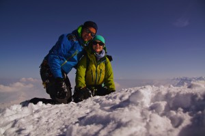 auf dem Hauptgipfel des WIldhorns 3248 - wir knien auf dem Schneepilz, welcher das Gipfelkreuz bedeckt