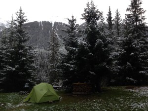 Die ca. 3cm Schnee haben gut isoliert und uns eine angenehm warme Nacht im Zelt beschert..