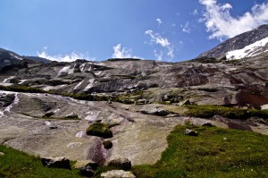 als ob der Gletscher gerade vorgestern verschwunden wäre - abgeschliffene Felsen (Älpergenplatten), über Terrassen führt der Weg nach oben