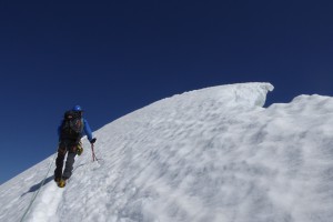 der steile Firnhang zum Gipfel