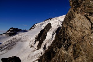 Der obere Glacier de Valsorey, welcher hinter dem Felsen vom Mont Vélan zu Tale fliesst