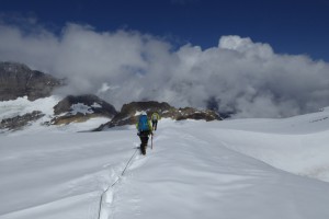 mit stapfenden Schritten im aufgeweichten Schnee zurück zur Mutthornhütte