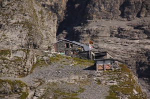 Die schön gelegene Gspaltenhornhütte SAC auf 2455m ü.M.