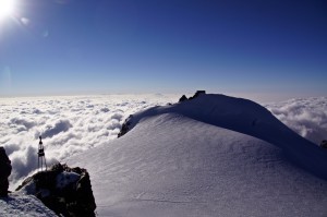 Signalkuppe - Punta Gnifetti mit der höchst gelegenen Alpinhütte Europa's - Rifugio Regina Margherita 4554m