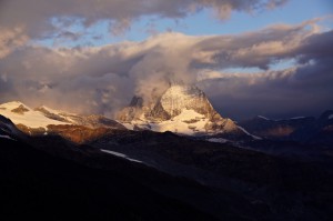 am Tisch in der Monte-Rosa-Hütte drehen sich die Gespräche & Geschichten immer wieder über diesen Berg - das Matterhorn mit seinen 4478m