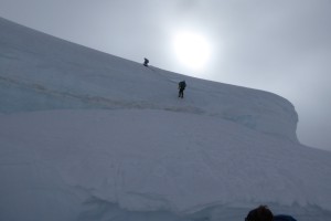 eine letzte Mutprobe - Abseilen über und in eine Gletscherspalte, von welcher man aber gut hinausklettern konnte..